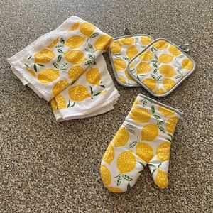 Lemon themed kitchen set NWOT